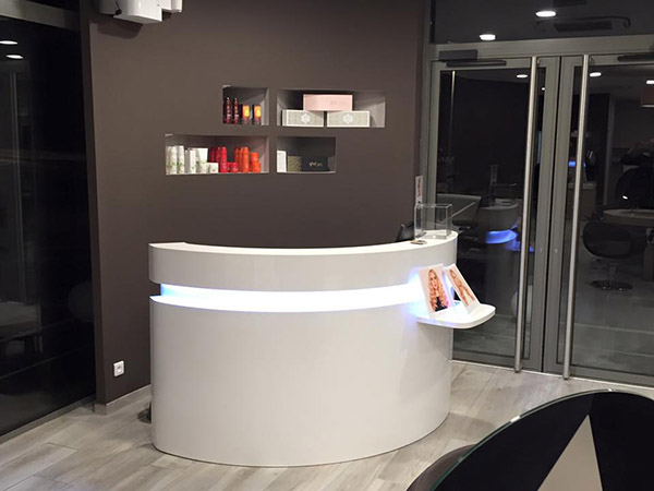 Coût-table-caisse-pour-barbier–avec–éclairage–frontal